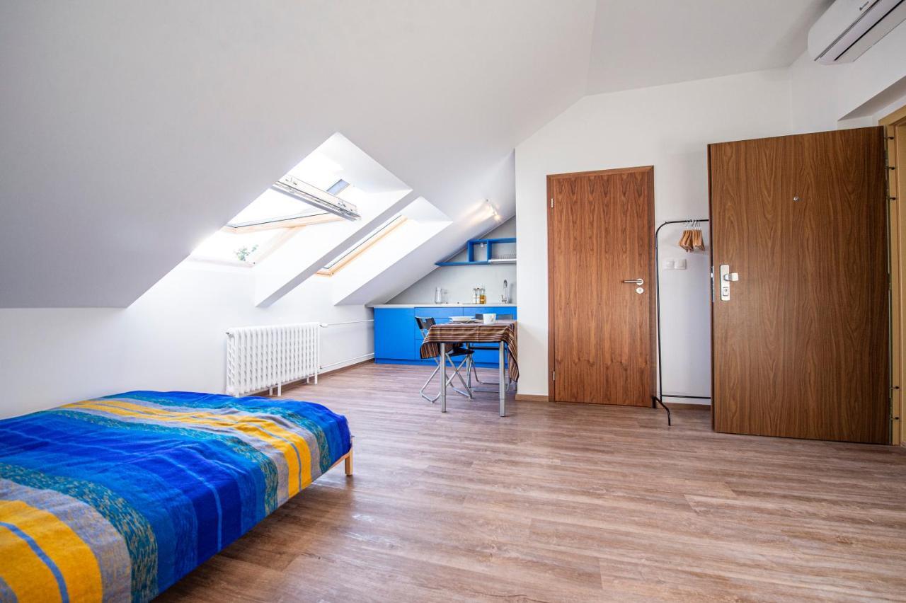 Blue President Appartement Bratislava Buitenkant foto