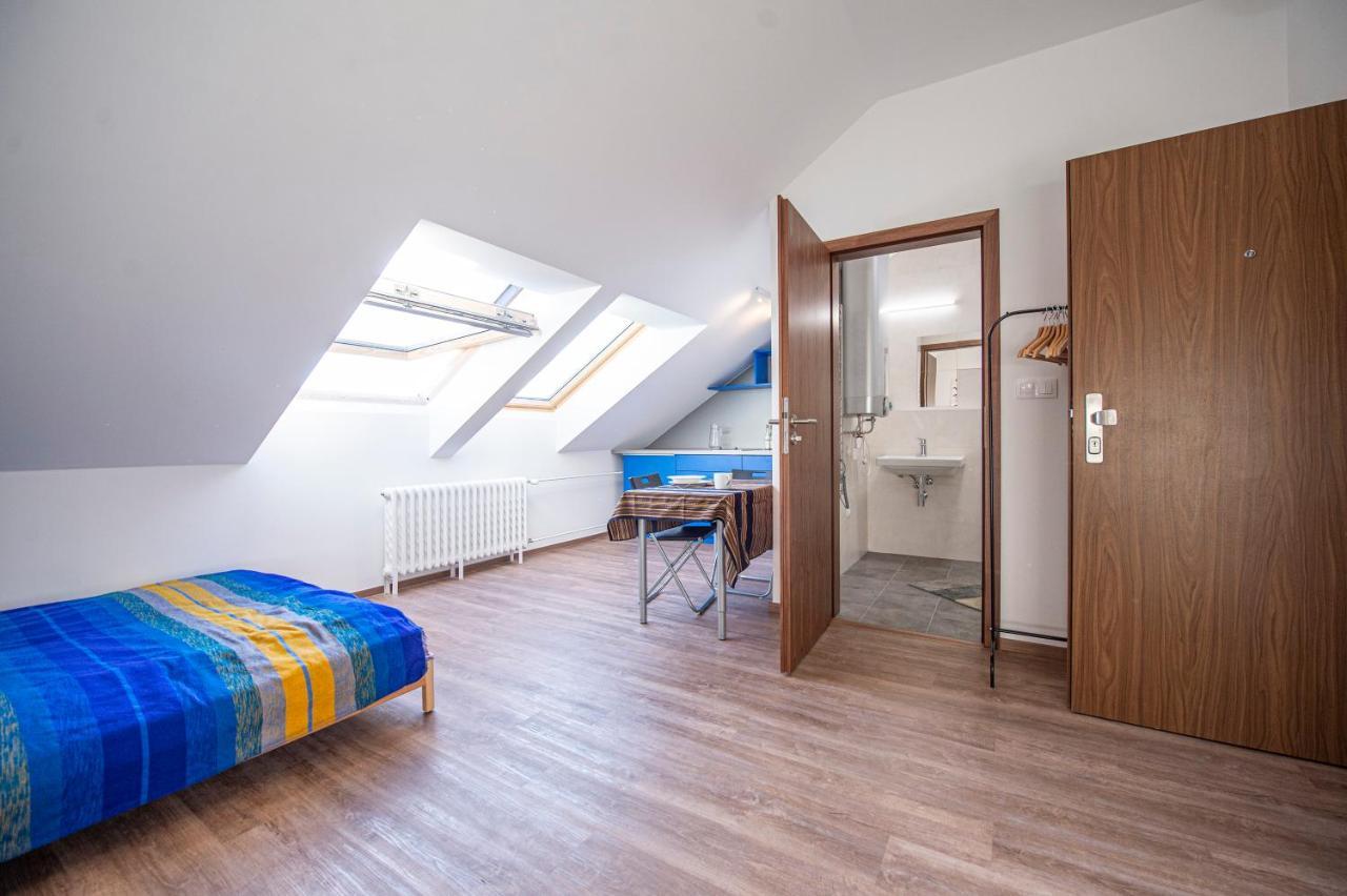 Blue President Appartement Bratislava Buitenkant foto